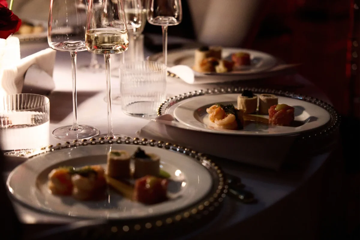luxusní restaurace a malé porce na talíři