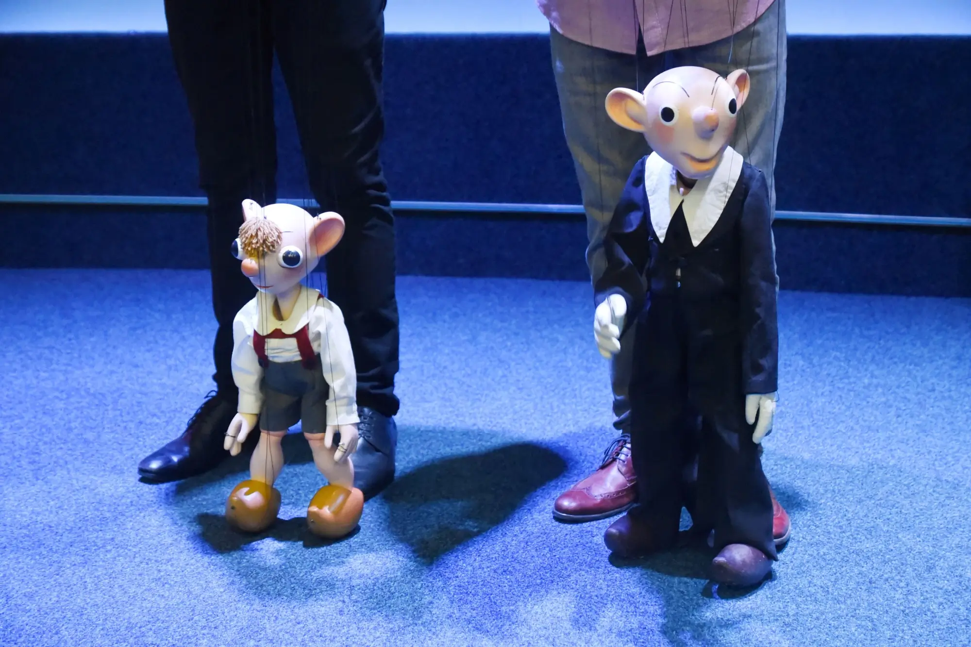 Spejbl a Hurvínek se svými vodiči