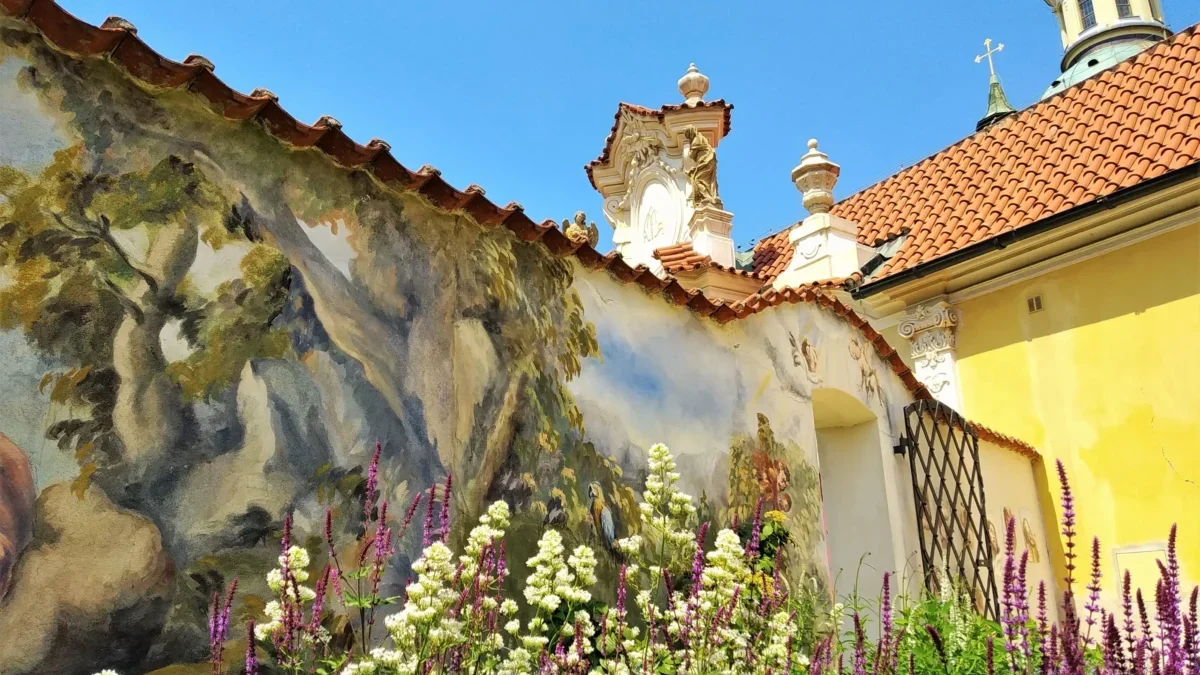 Pomalovaná budova v Praze