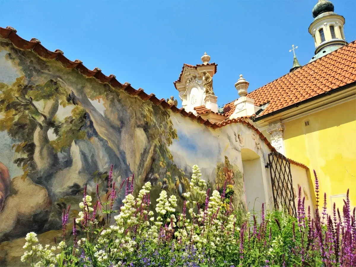 Pomalovaná budova v Praze