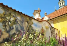 Pomalovaná budova v Praze