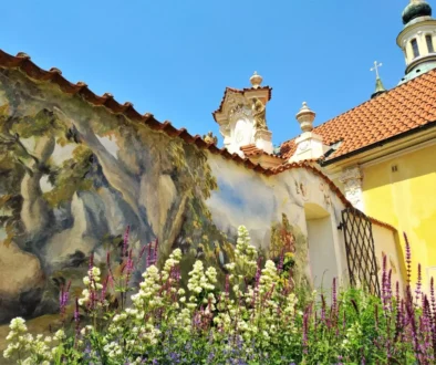 Pomalovaná budova v Praze