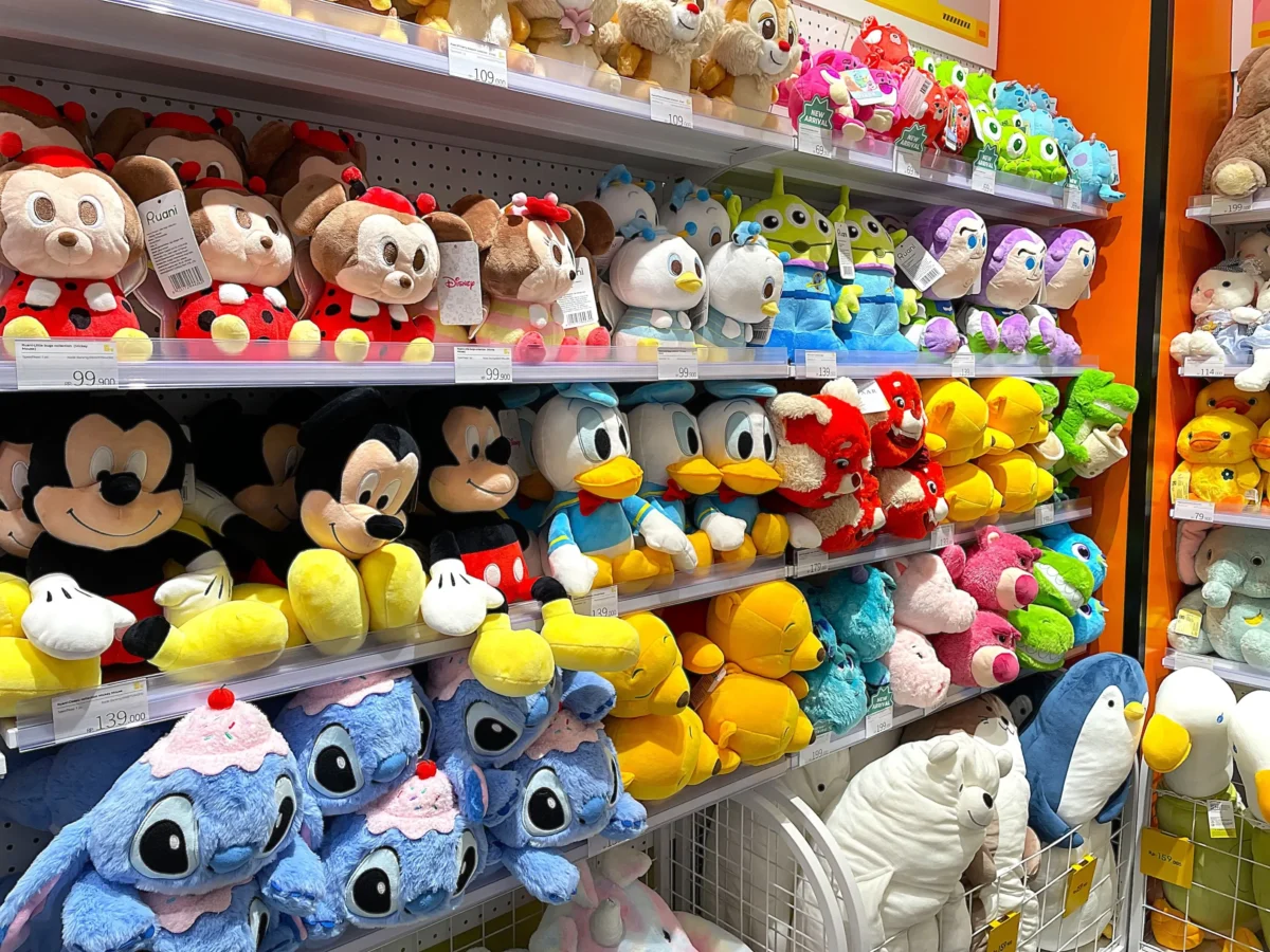 V obchodě jsou vystavení plyšáci. 