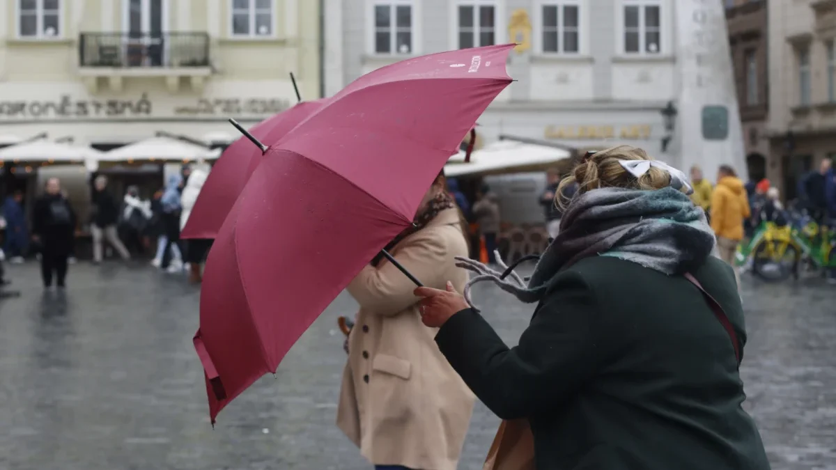 Ženy drží deštník proti větru