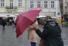 Ženy drží deštník proti větru