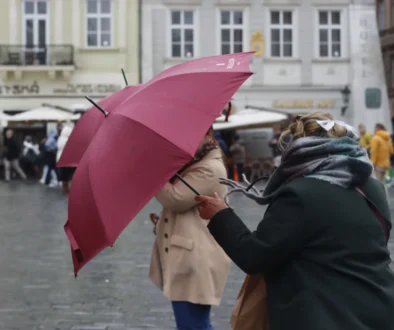 Ženy drží deštník proti větru