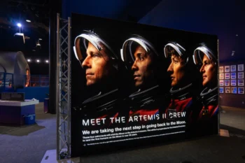 čtyři astronauti na plakátu