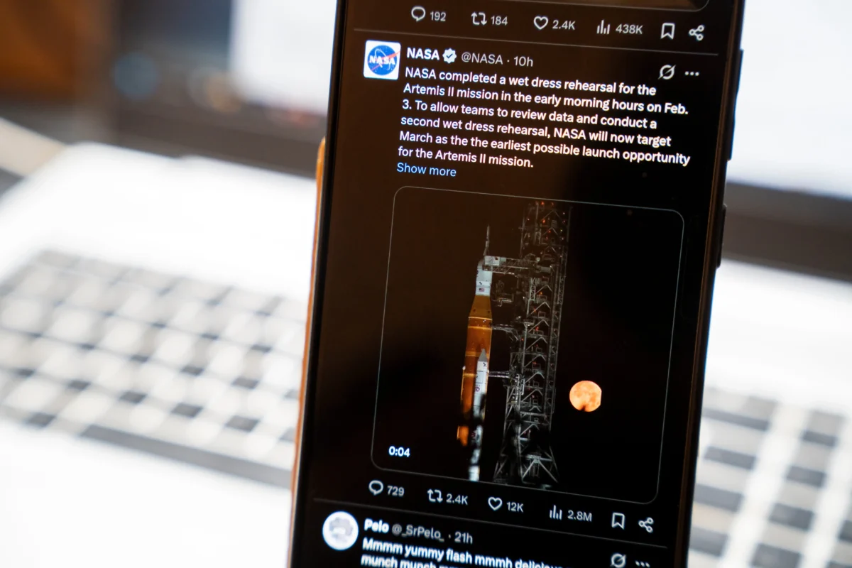 shutterstock_2734268857 1 | TVGURU.cz mobilní telefon s vesmírnou raketou
