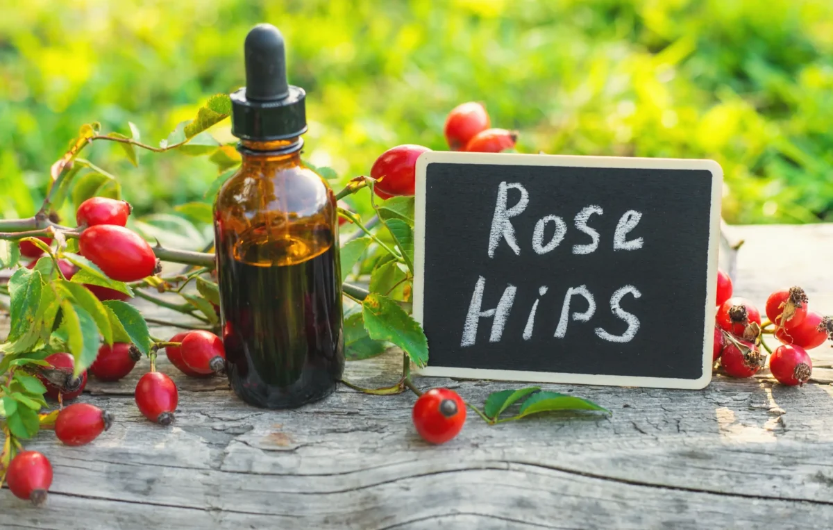 lahvička s šípkovou tekutinou