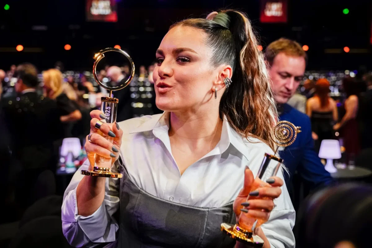 profimedia-1054633954 | TVGURU.cz Ewa Farna drží ocenění.