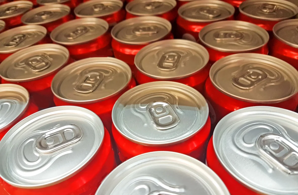shutterstock_1173285679-2 | TVGURU.cz Vedle sebe stojí plechovky Coca-Coly.