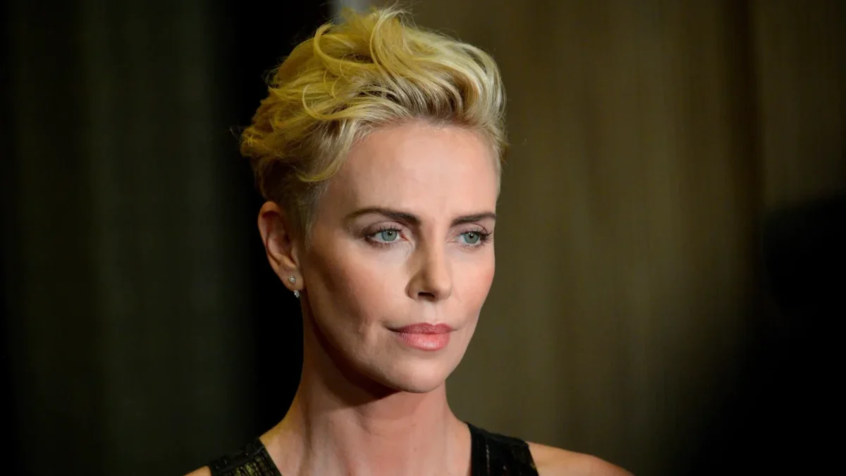 Charlize Theron se dívá do strany.