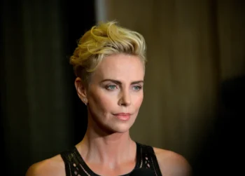 Charlize Theron se dívá do strany.