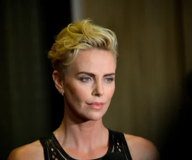 Charlize Theron se dívá do strany.