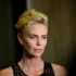 Charlize Theron se dívá do strany.