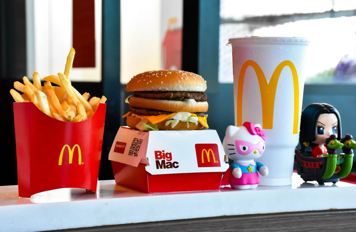 Na stole je Happy Meal.