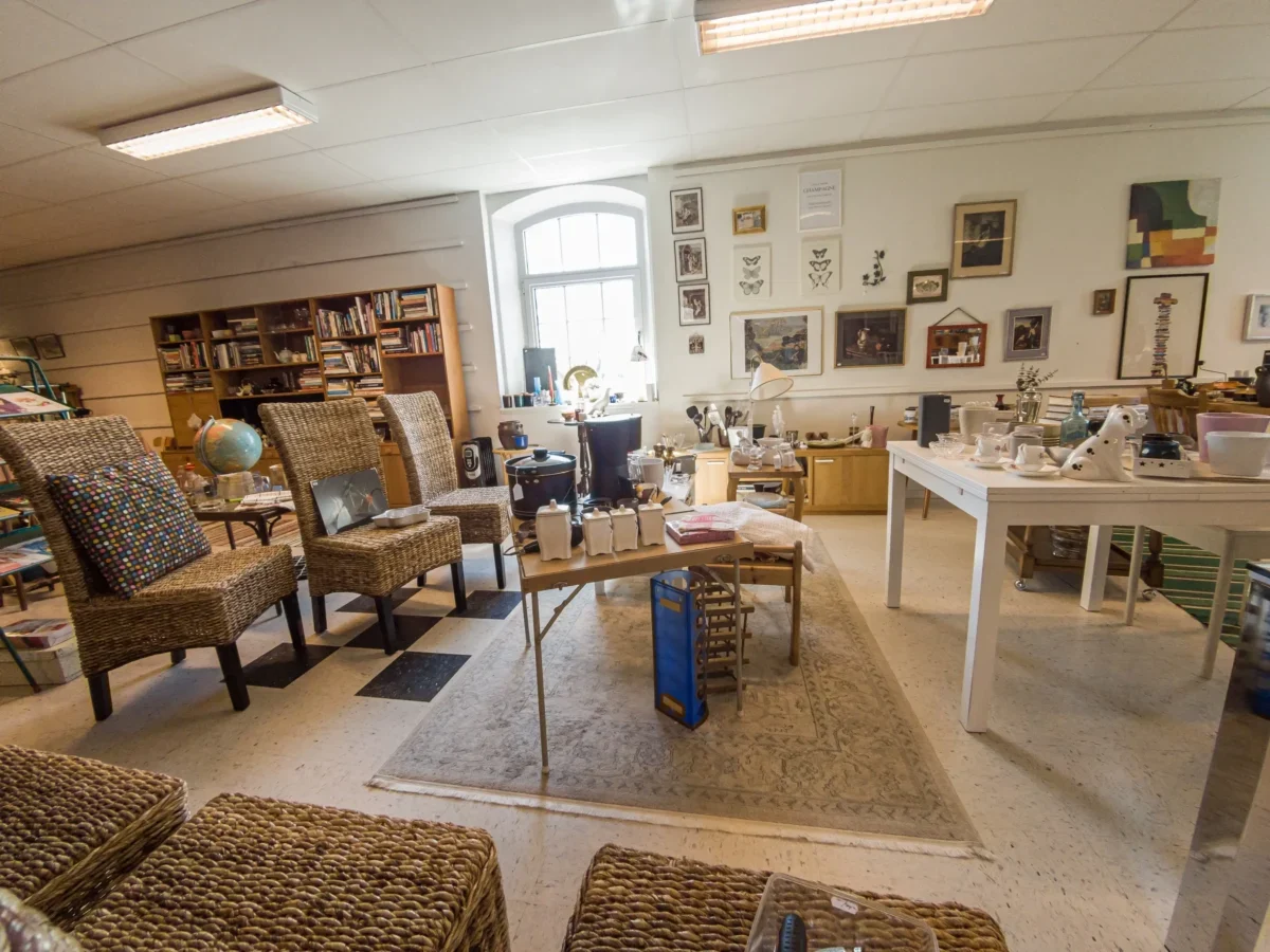 V místnosti je plno věcí.