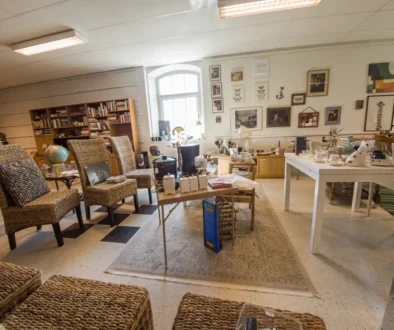 V místnosti je plno věcí.