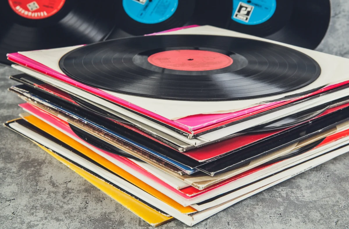 Hromada vinylových desek
