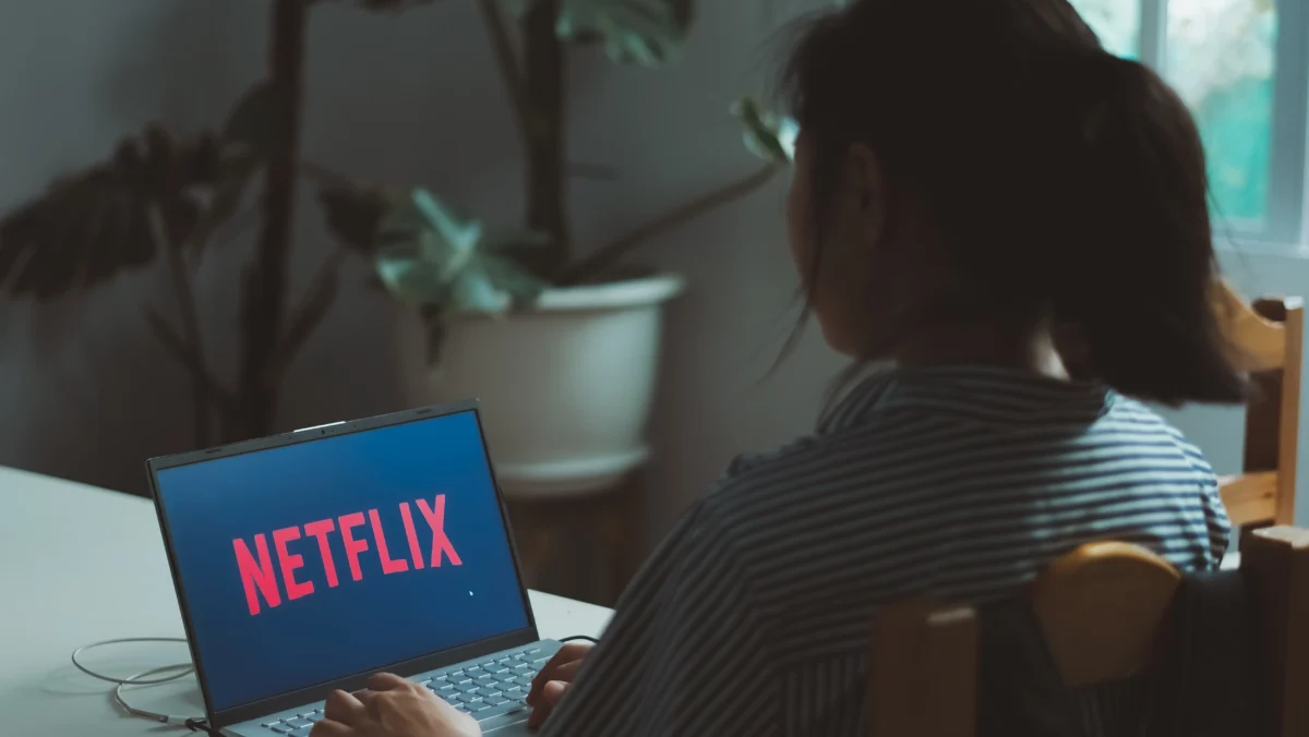žena sleduje Netflix
