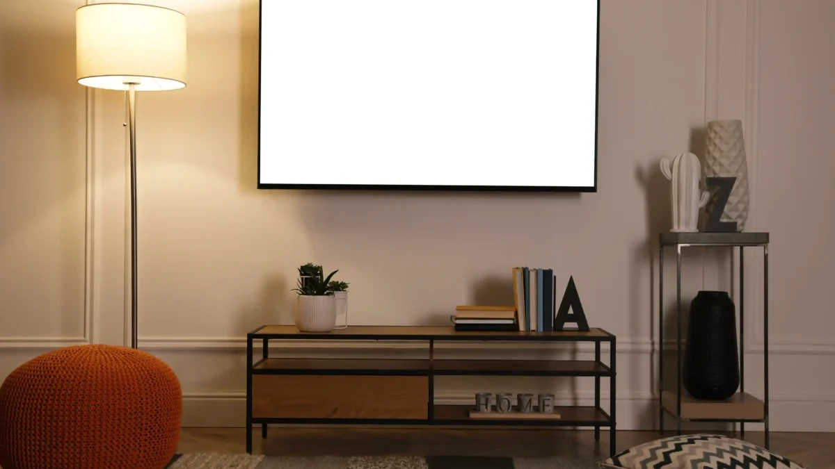 televize v obýváku s bílou obrazovkou kde nic nehraje