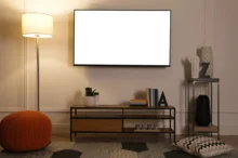 televize v obýváku s bílou obrazovkou kde nic nehraje