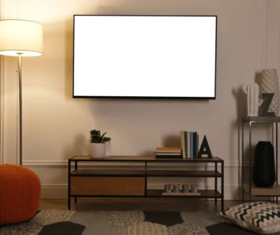 televize v obýváku s bílou obrazovkou kde nic nehraje