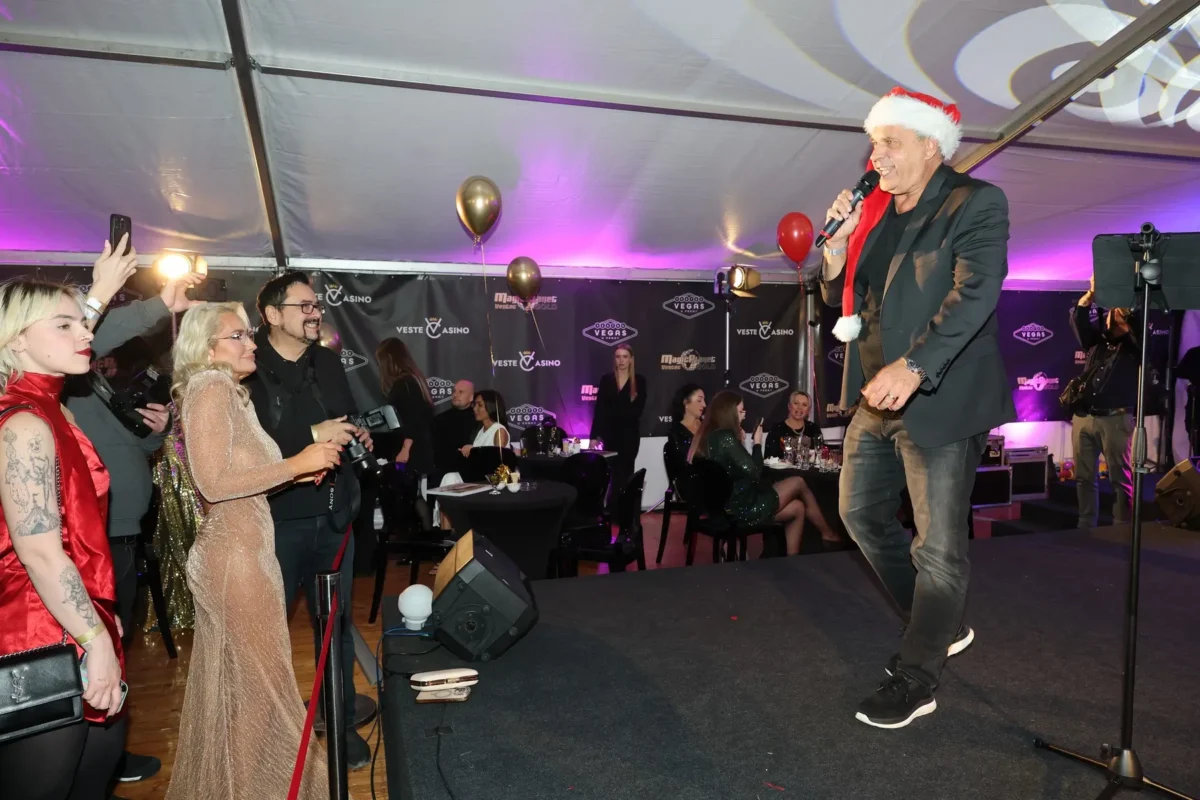 Petr Rychlý vystupuje v čepičce Santy.