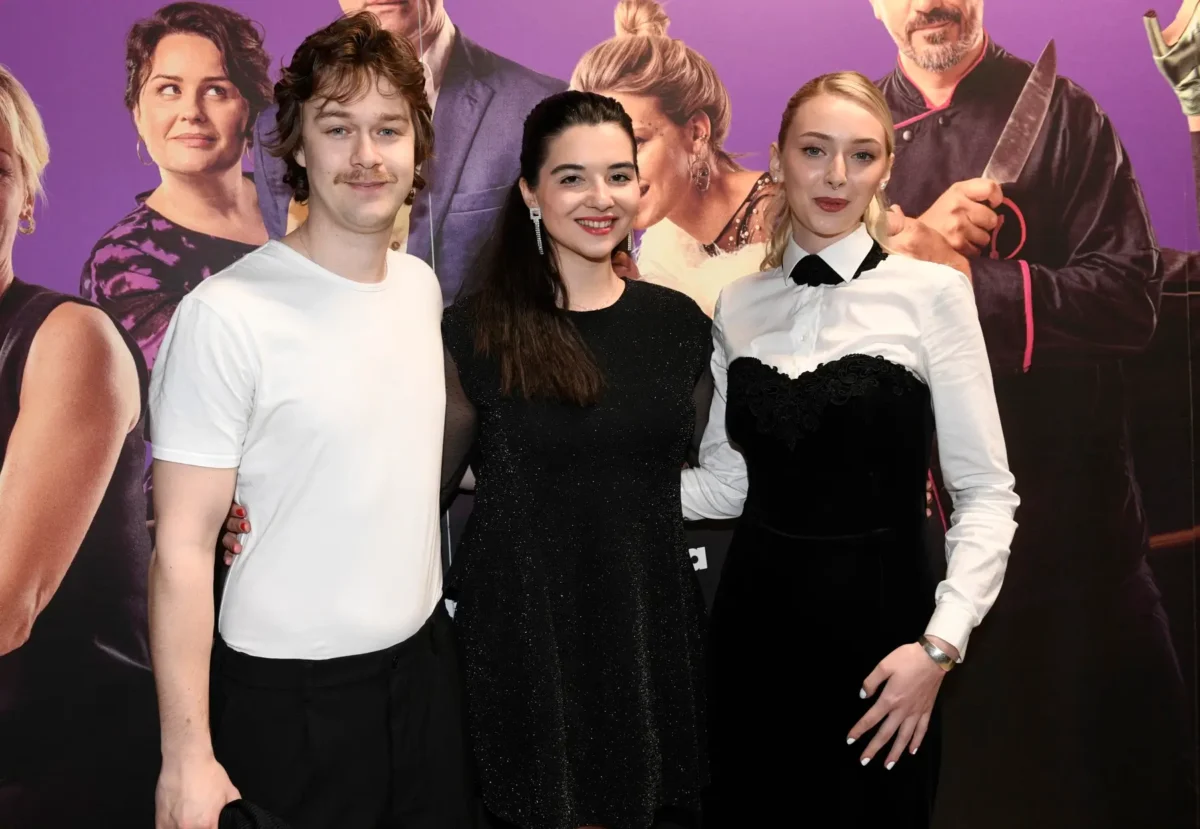 profimedia-1072440599 | TVGURU.cz Herci stojí vedle sebe na premiéře.