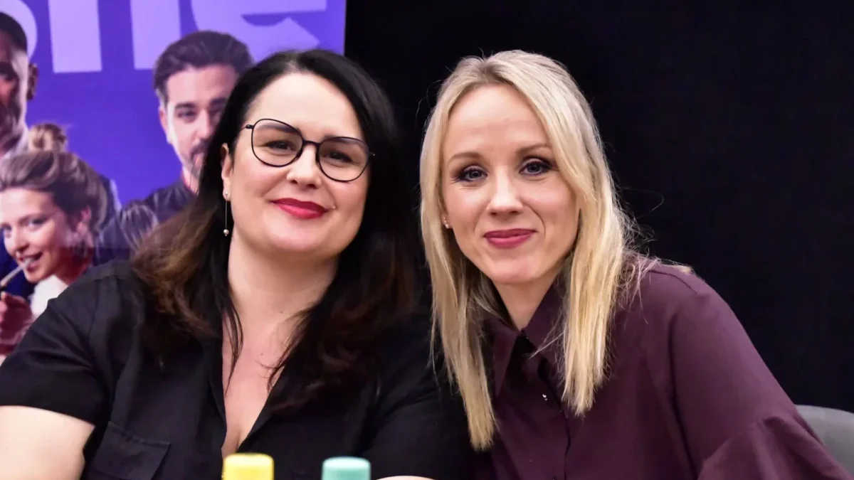 Petra Hřebíčková sedí vedle ženy.