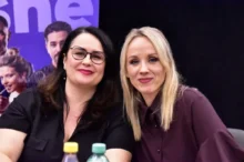 Petra Hřebíčková sedí vedle ženy.