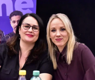 Petra Hřebíčková sedí vedle ženy.