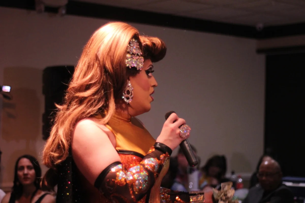 Muž vystupuje jako drag queen. 
