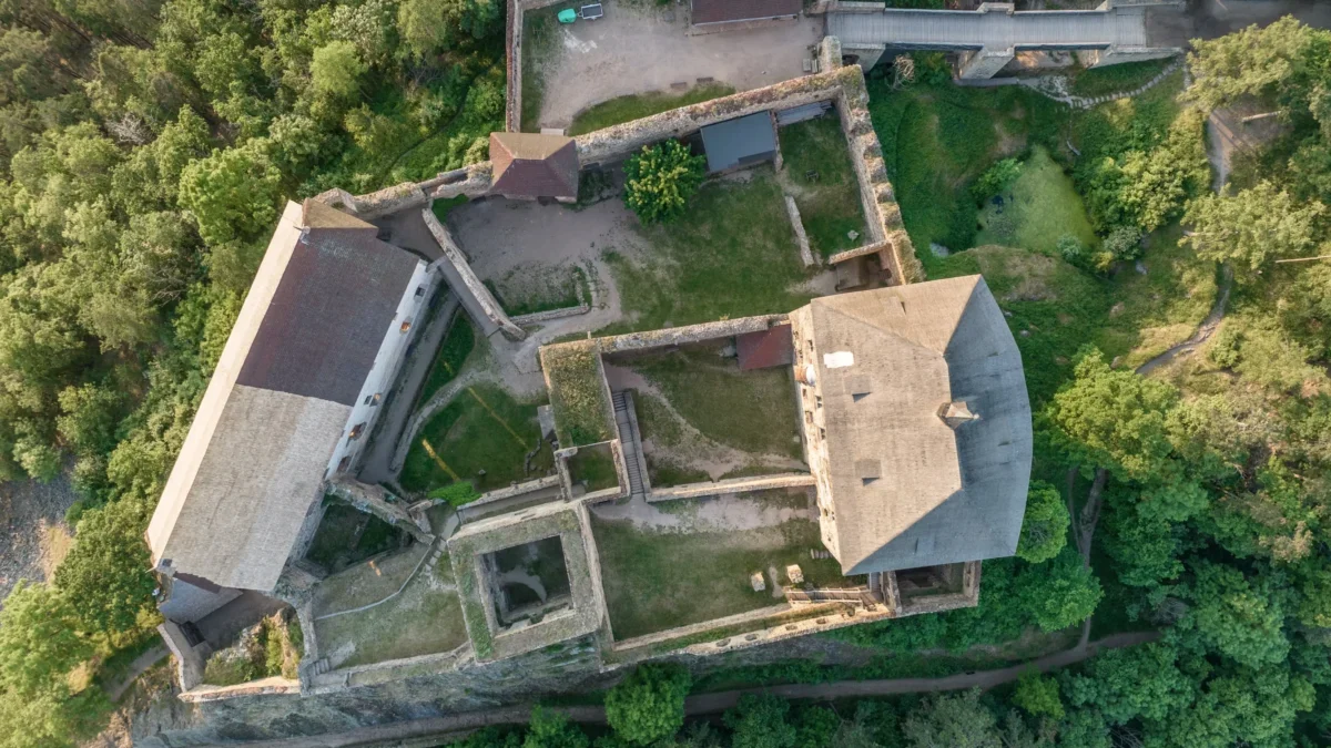 Pohled na hrad Točník z výšky
