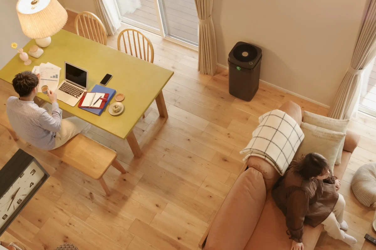 Lidé sedí v obýváku. 