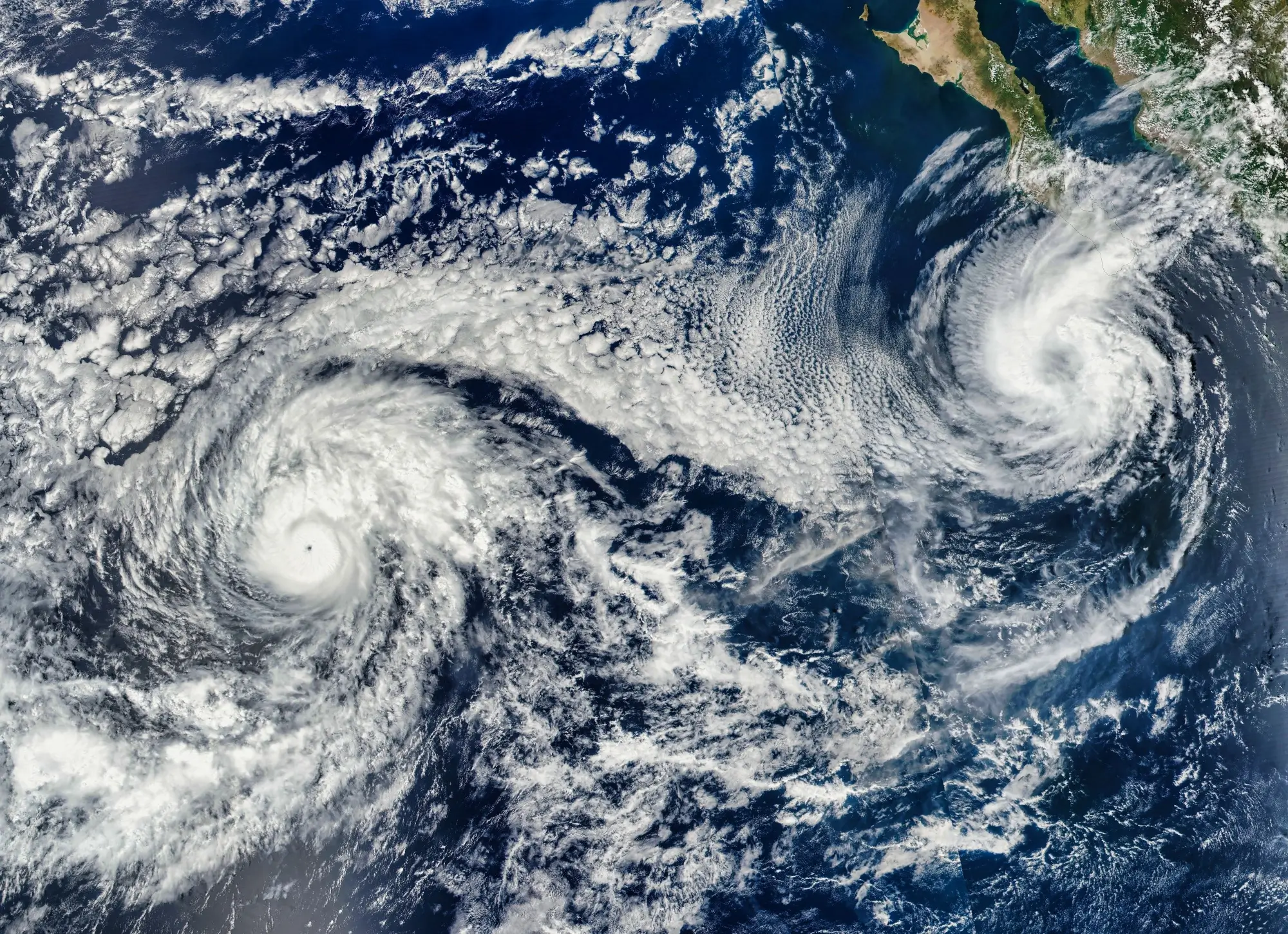 Hurikán Otis a tropická bouře Norma v Pacifiku