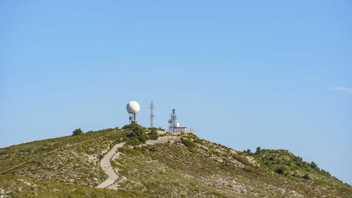 Meteo radar na vyvýšeném místě