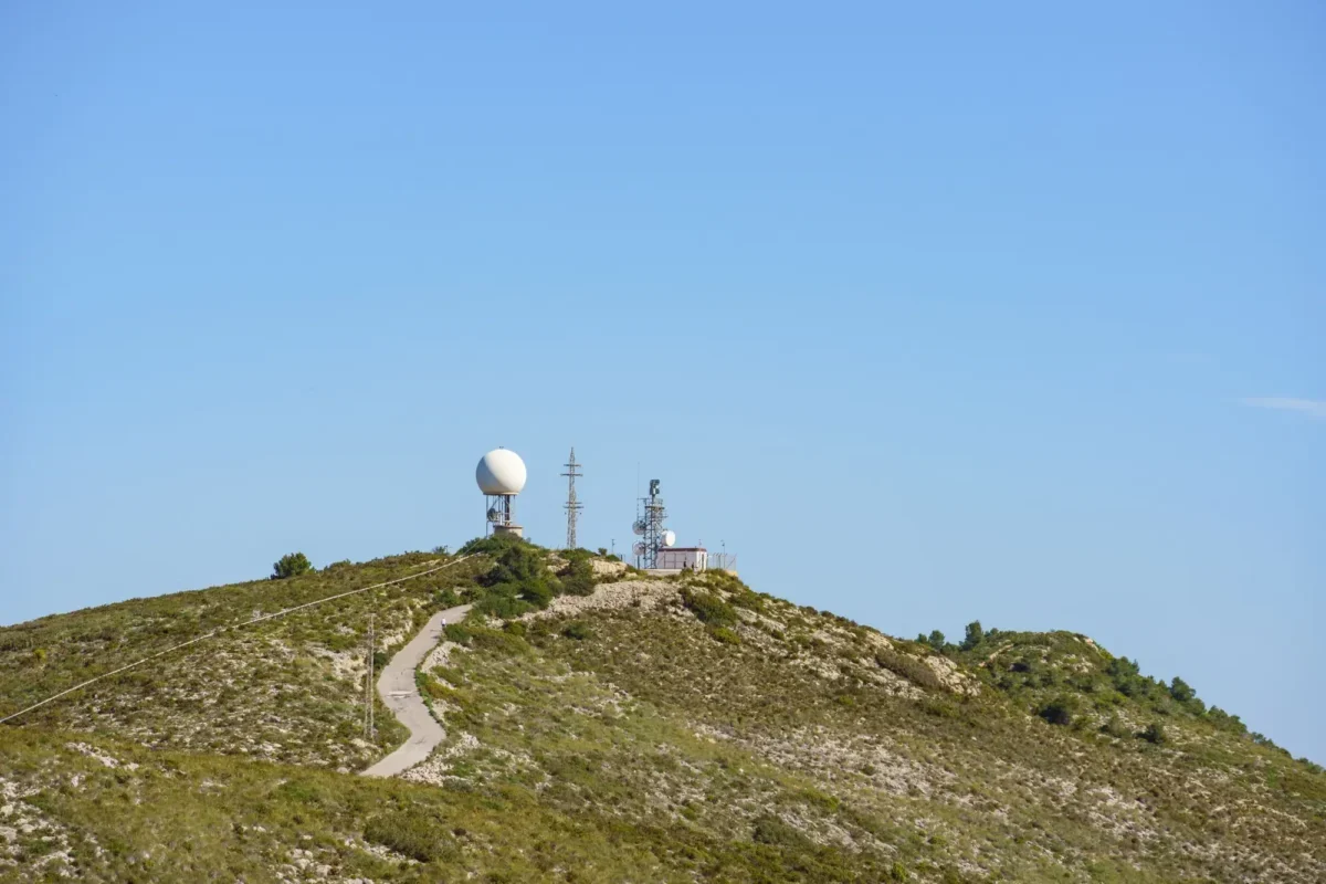 Meteo radar na vyvýšeném místě