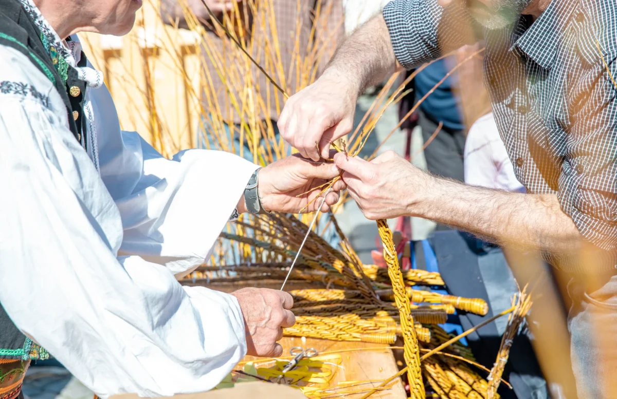 Pletení pomlázky je velikonoční tradicí. Zdroj: Shutterstock | TVGURU.cz Ruce, které pletou pomlázku.