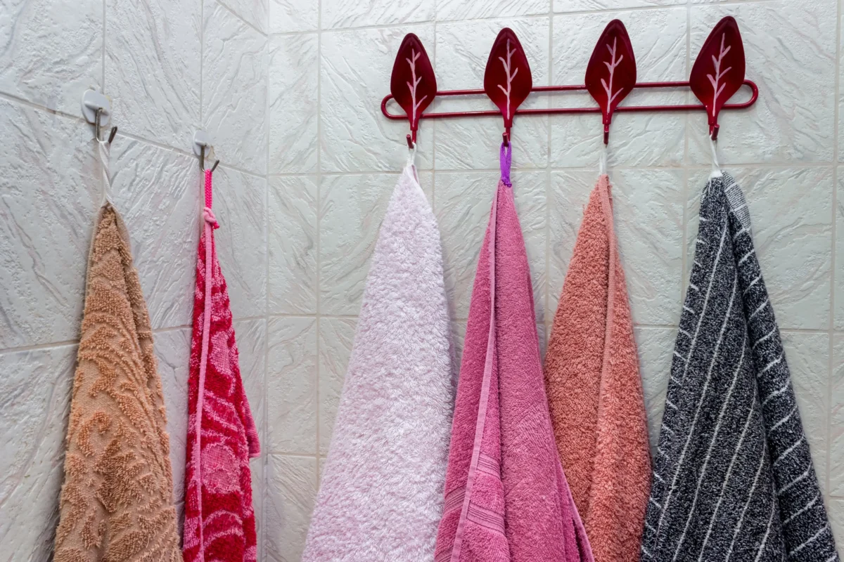 V koupelně visí ručníky. 