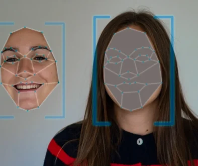 Umělá inteligence sestavuje obličej člověka.