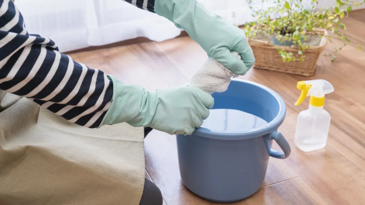 Člověk máchá hadr.