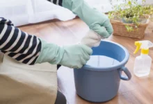 Člověk máchá hadr.