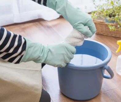 Člověk máchá hadr.