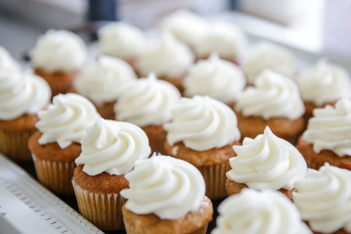 Cupcaky ozdobené šlehačkou