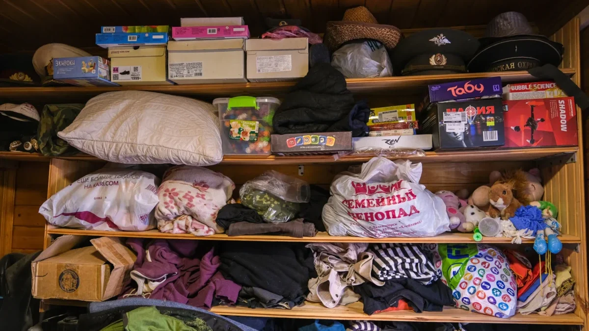 Poházené věci na poličce