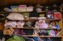 Poházené věci na poličce