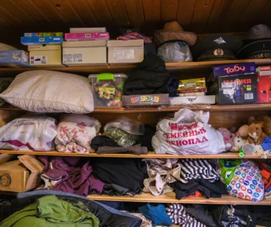 Poházené věci na poličce