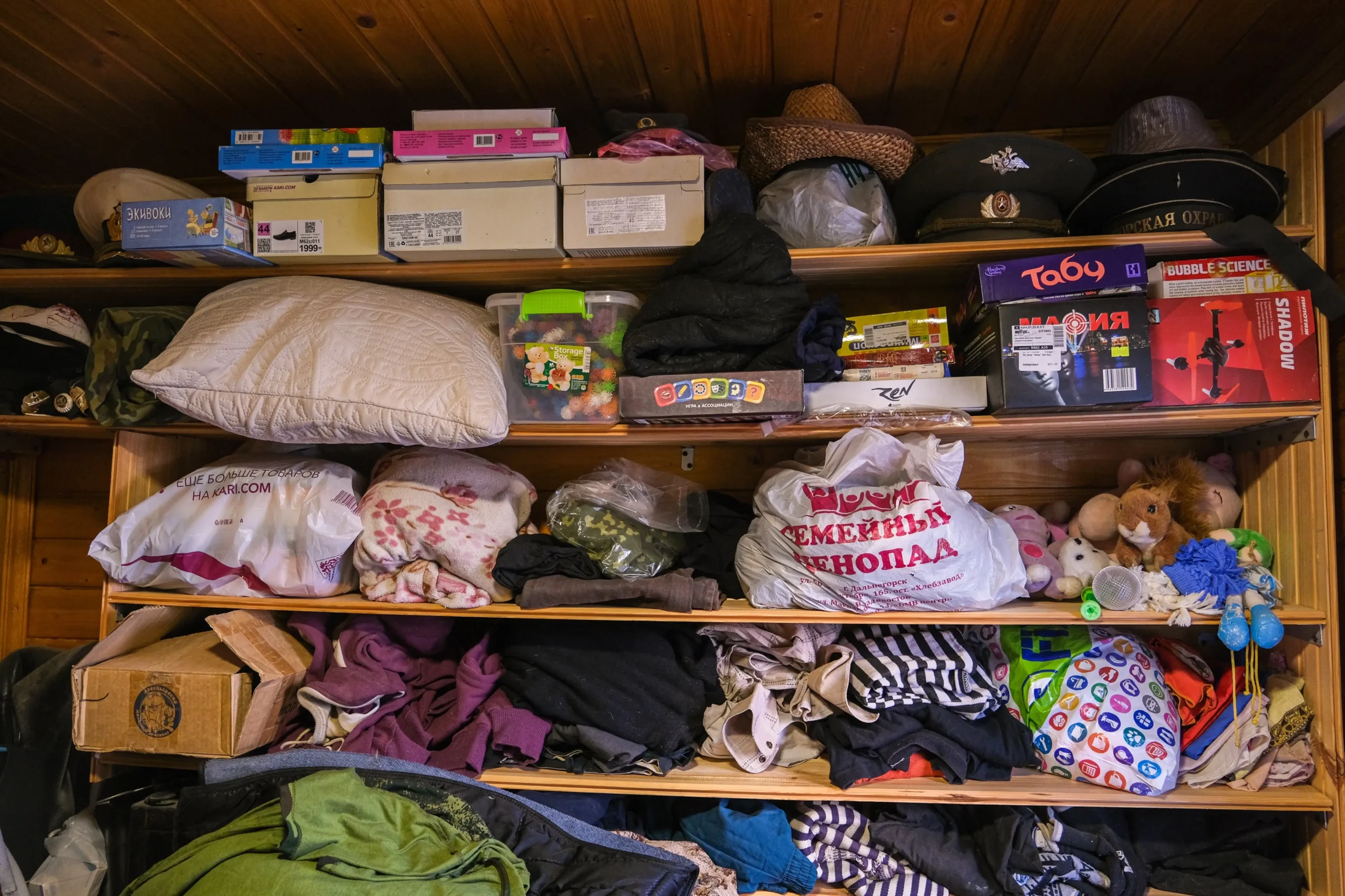 Poházené věci na poličce