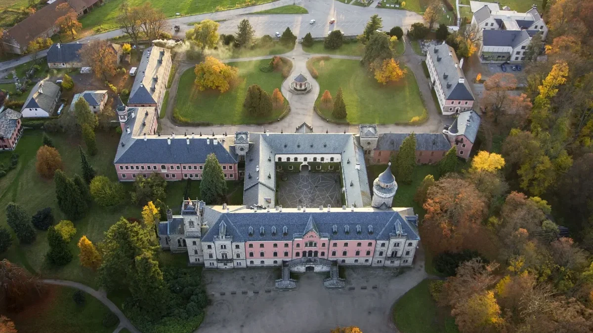 Zámech Sychrov z leteckého pohledu